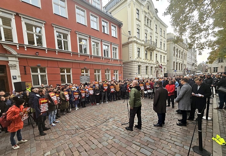 Latvijas ēdinātāji lielā skaitā pie Saeimas aicina politiķus samazināt PVN un uzklausīt nozares prasības 362698