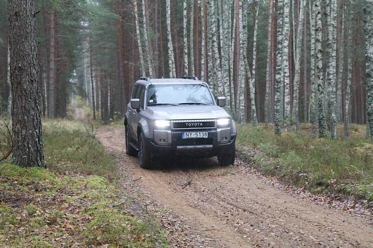 Sadarbībā ar auto nomu «Europcar Latvija» iepazīstam bezceļos jauno un kantīgo «Toyota Land Cruiser» 362929