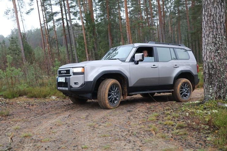 Sadarbībā ar auto nomu «Europcar Latvija» iepazīstam bezceļos jauno un kantīgo «Toyota Land Cruiser» 362933