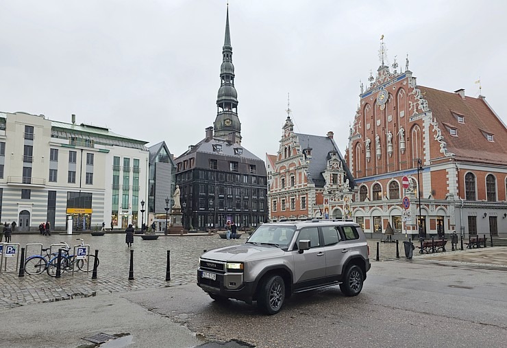 Sadarbībā ar auto nomu «Europcar Latvija» iepazīstam bezceļos jauno un kantīgo «Toyota Land Cruiser» 362942