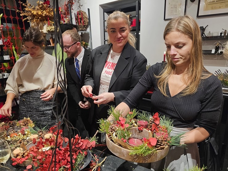 Starptautiskais ceļojumu tehnoloģiju uzņēmums «Rate Hawk» ar TOP labākajām tūrisma firmām meistaro Adventa vainagus Starptautiskais ceļojumu tehnoloģiju uzņēmums «Rate Hawk» ar TOP labākajām tūrisma firmām meistaro Adventa vainagus 364859