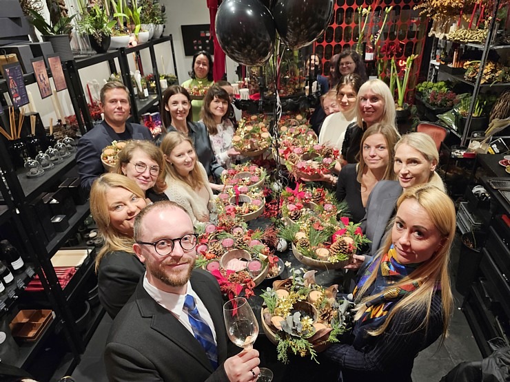Starptautiskais ceļojumu tehnoloģiju uzņēmums «Rate Hawk» ar TOP labākajām tūrisma firmām meistaro Adventa vainagus Starptautiskais ceļojumu tehnoloģiju uzņēmums «Rate Hawk» ar TOP labākajām tūrisma firmām meistaro Adventa vainagus 364883