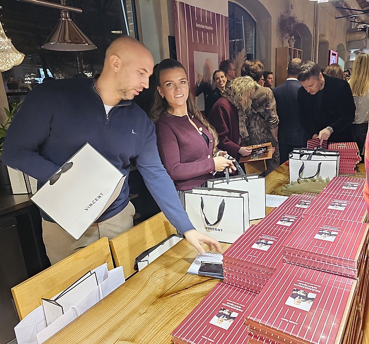 Tiek oficiāli atklāta piemiņas grāmata slavenajam šefpavāram Mārtiņam Rītiņam - «Pavārgrāmata Mārtiņam» Tiek oficiāli atklāta piemiņas grāmata slavenajam šefpavāram Mārtiņam Rītiņam - «Pavārgrāmata Mārtiņam» 365241