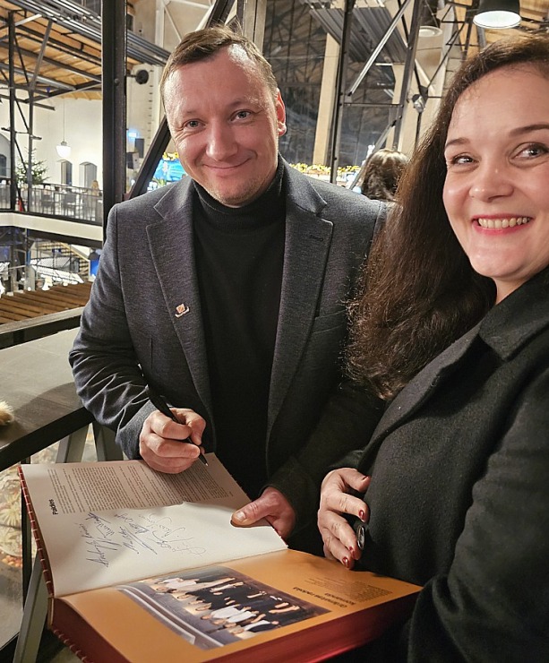 Tiek oficiāli atklāta piemiņas grāmata slavenajam šefpavāram Mārtiņam Rītiņam - «Pavārgrāmata Mārtiņam» Tiek oficiāli atklāta piemiņas grāmata slavenajam šefpavāram Mārtiņam Rītiņam - «Pavārgrāmata Mārtiņam» 365242
