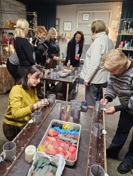 Meistarklases veidā iepazīstam sveču darbnīcu «Un:Te candles» Ķegumā 14