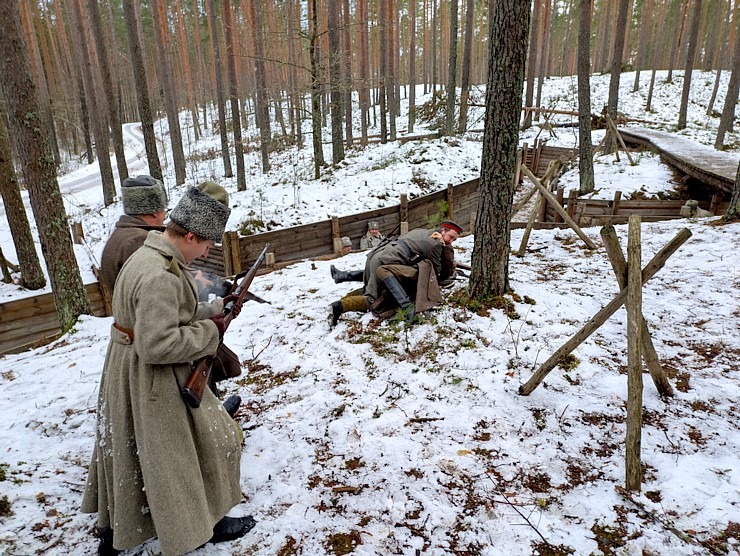 Latvijas patrioti Mārupes novada Antiņu kapos atceras Ziemassvētku kaujas ar cīņu rekonstrukciju. Foto: Juris Smaļinskis. Vairāk informācijas - milita 366720