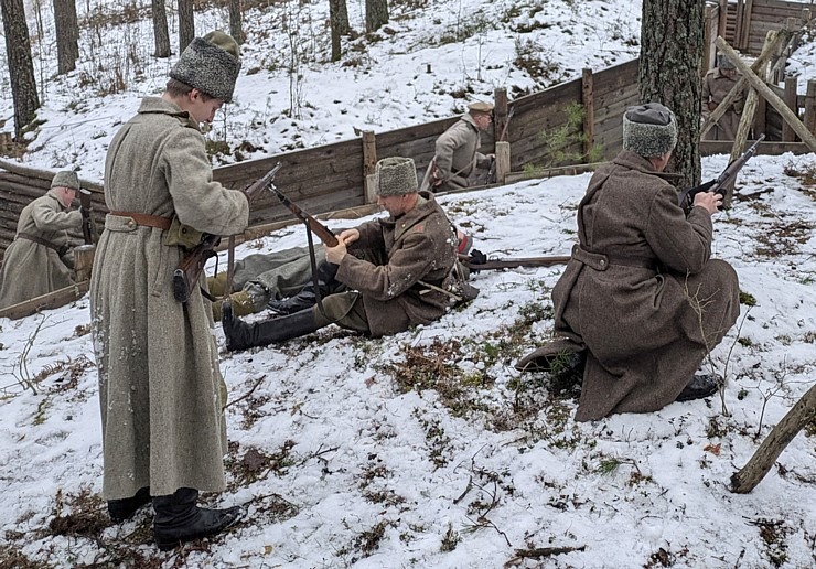 Latvijas patrioti Mārupes novada Antiņu kapos atceras Ziemassvētku kaujas ar cīņu rekonstrukciju. Foto: Juris Smaļinskis. Vairāk informācijas - milita 366729