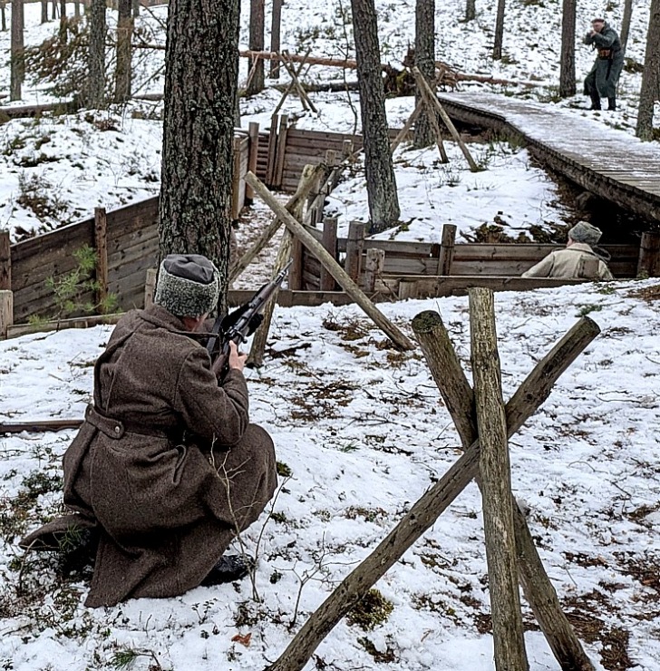 Latvijas patrioti Mārupes novada Antiņu kapos atceras Ziemassvētku kaujas ar cīņu rekonstrukciju. Foto: Juris Smaļinskis. Vairāk informācijas - milita 366733