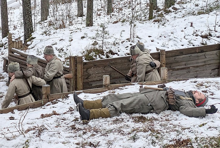 Latvijas patrioti Mārupes novada Antiņu kapos atceras Ziemassvētku kaujas ar cīņu rekonstrukciju. Foto: Juris Smaļinskis. Vairāk informācijas - milita 366722