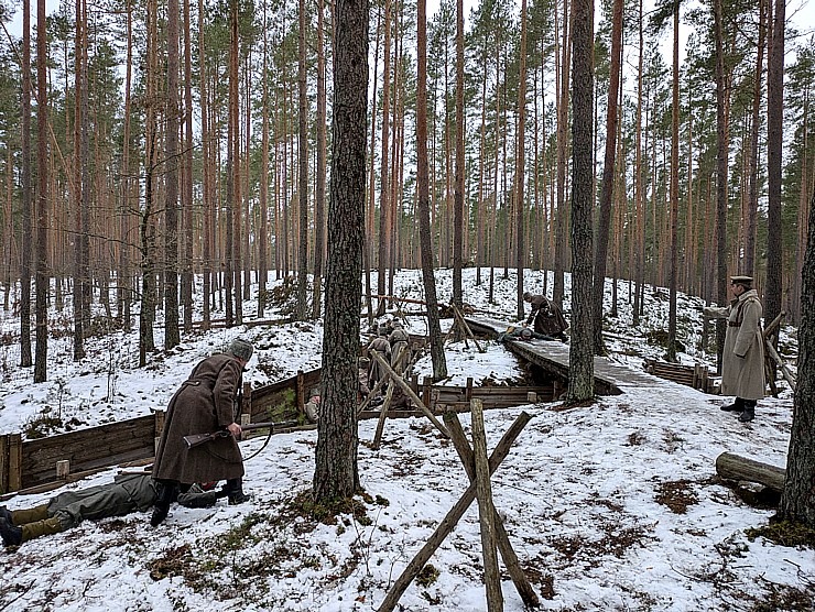 Latvijas patrioti Mārupes novada Antiņu kapos atceras Ziemassvētku kaujas ar cīņu rekonstrukciju. Foto: Juris Smaļinskis. Vairāk informācijas - milita 366727