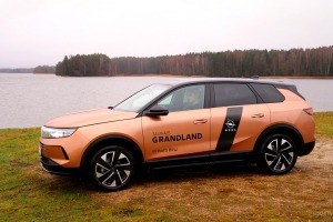 Sadarbībā ar «Auto Blitz» apceļojam Latviju ar jauno un Vācijā ražoto «Opel Grandland GS Hybrid» 1