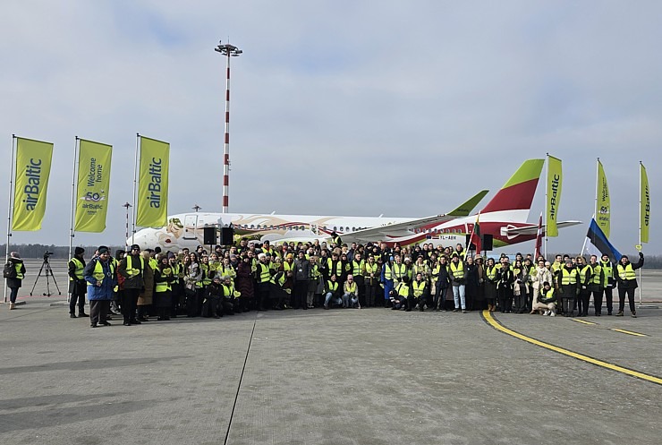 Rīgā sagaida «airBaltic» 50. «Airbus A220-300» īpašo lidmašīnu 367624