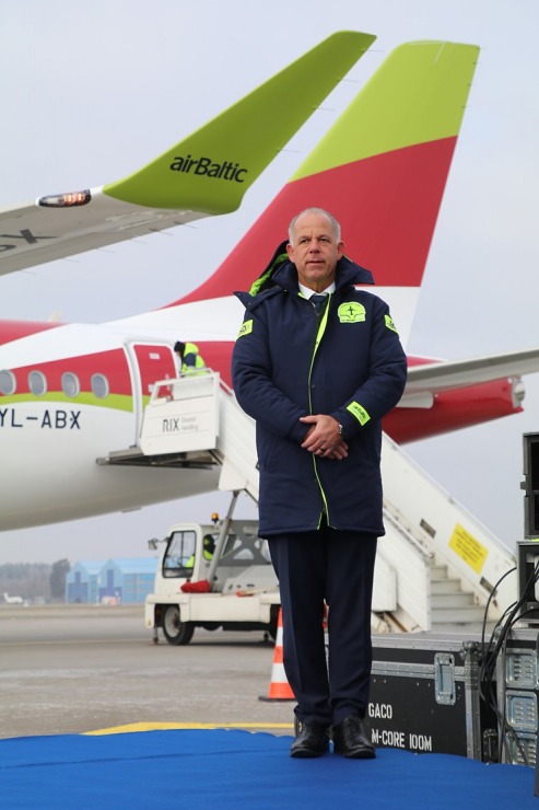 Rīgā sagaida «airBaltic» 50. «Airbus A220-300» īpašo lidmašīnu 367625