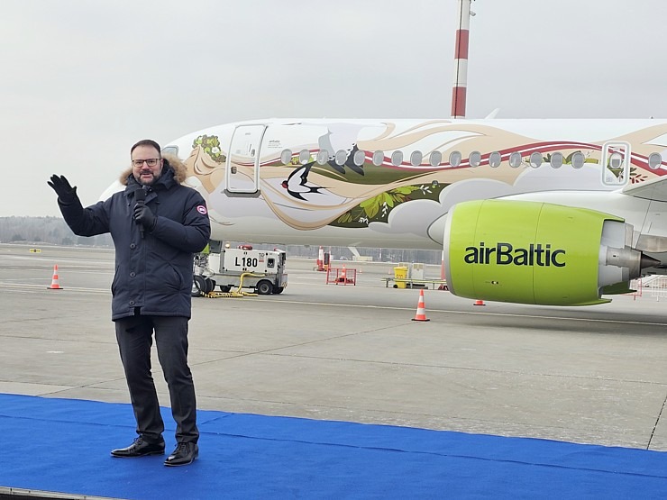 Rīgā sagaida «airBaltic» 50. «Airbus A220-300» īpašo lidmašīnu 367626