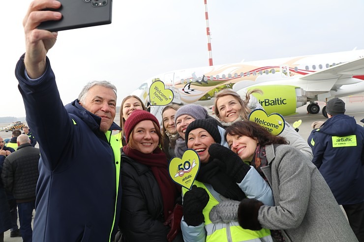 Rīgā sagaida «airBaltic» 50. «Airbus A220-300» īpašo lidmašīnu 367629