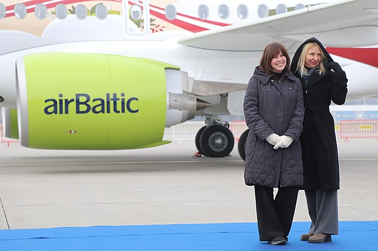 Rīgā sagaida «airBaltic» 50. «Airbus A220-300» īpašo lidmašīnu 367631