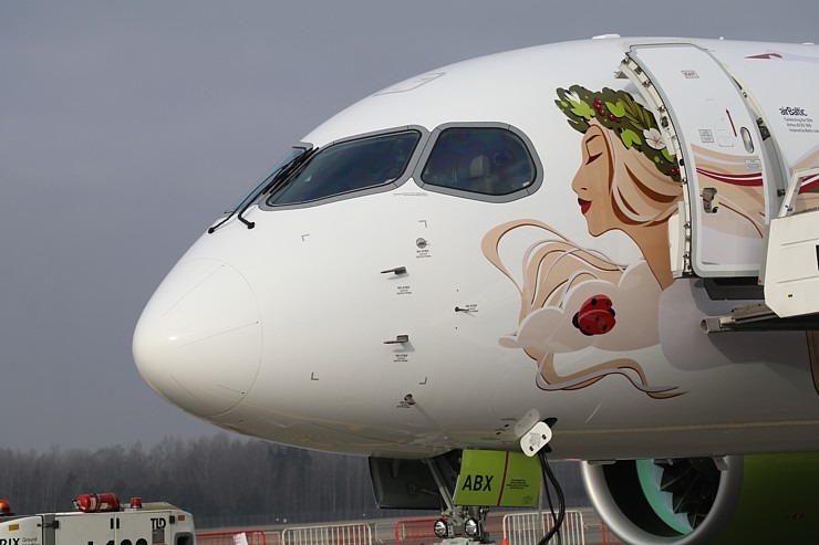 Rīgā sagaida «airBaltic» 50. «Airbus A220-300» īpašo lidmašīnu 367614