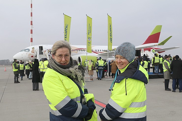 Rīgā sagaida «airBaltic» 50. «Airbus A220-300» īpašo lidmašīnu 367632