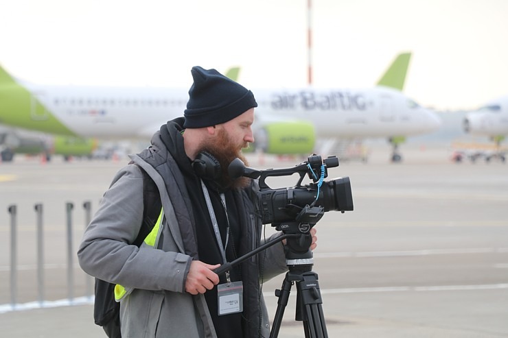 Rīgā sagaida «airBaltic» 50. «Airbus A220-300» īpašo lidmašīnu 367635