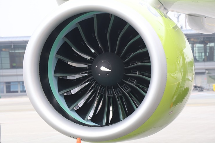 Rīgā sagaida «airBaltic» 50. «Airbus A220-300» īpašo lidmašīnu 367636