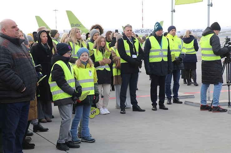 Rīgā sagaida «airBaltic» 50. «Airbus A220-300» īpašo lidmašīnu 367637