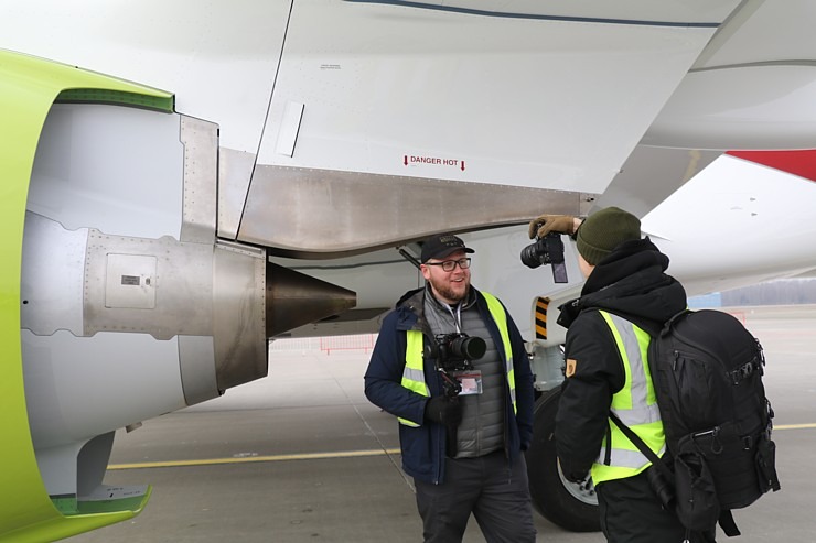 Rīgā sagaida «airBaltic» 50. «Airbus A220-300» īpašo lidmašīnu 367639