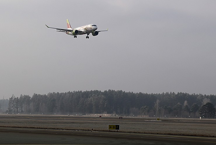 Rīgā sagaida «airBaltic» 50. «Airbus A220-300» īpašo lidmašīnu 367643