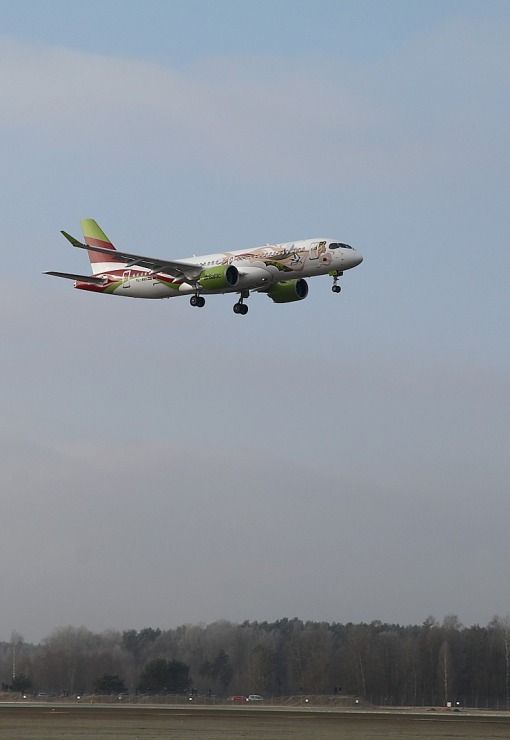 Rīgā sagaida «airBaltic» 50. «Airbus A220-300» īpašo lidmašīnu 367644