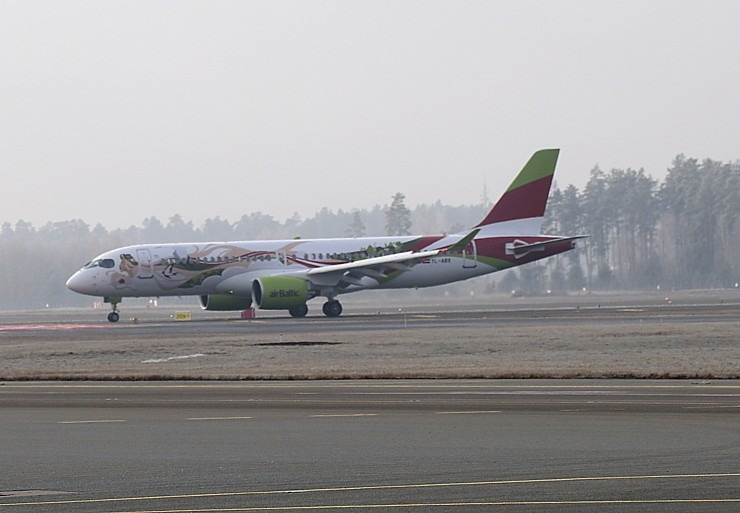 Rīgā sagaida «airBaltic» 50. «Airbus A220-300» īpašo lidmašīnu 367648