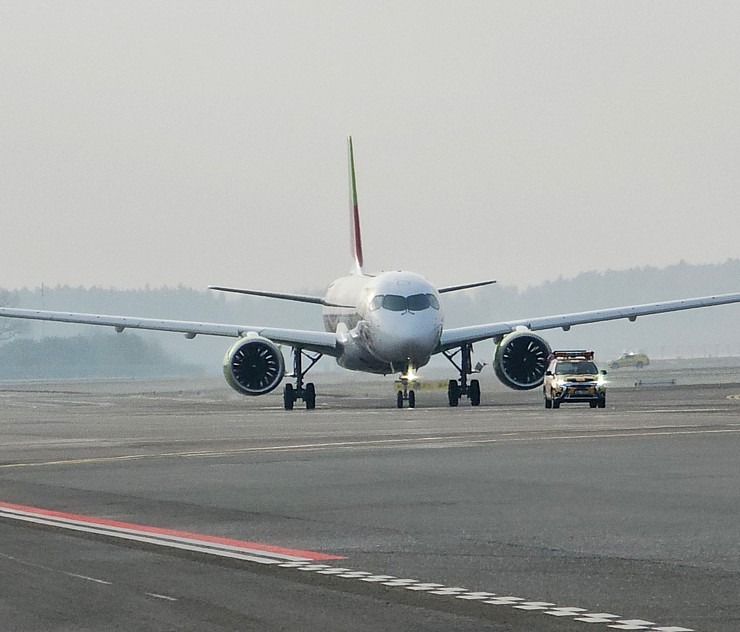 Rīgā sagaida «airBaltic» 50. «Airbus A220-300» īpašo lidmašīnu 367649