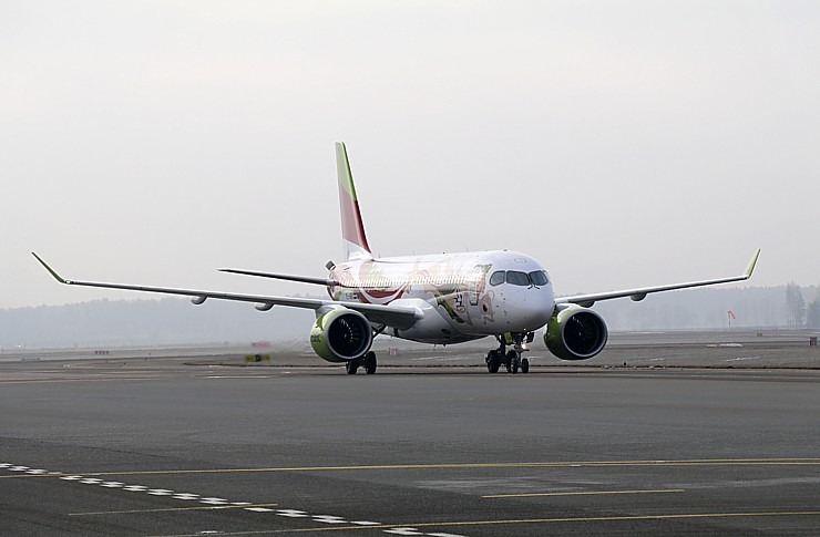 Rīgā sagaida «airBaltic» 50. «Airbus A220-300» īpašo lidmašīnu 367650