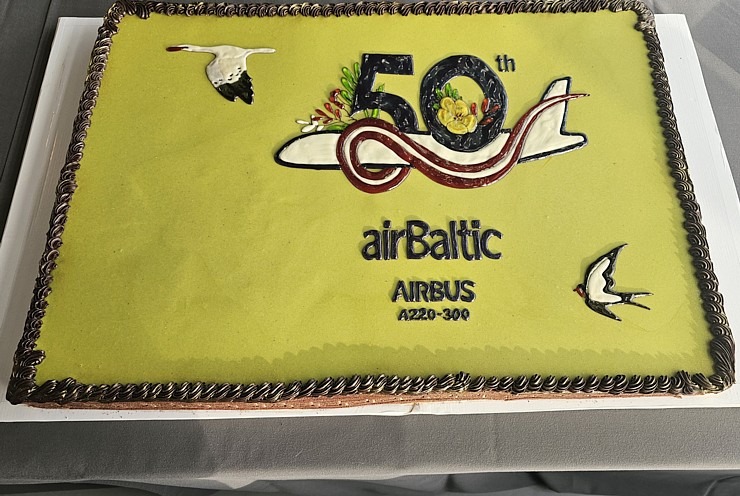 Rīgā sagaida «airBaltic» 50. «Airbus A220-300» īpašo lidmašīnu 367651