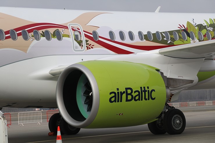 Rīgā sagaida «airBaltic» 50. «Airbus A220-300» īpašo lidmašīnu 367616