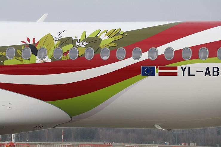 Rīgā sagaida «airBaltic» 50. «Airbus A220-300» īpašo lidmašīnu 367617