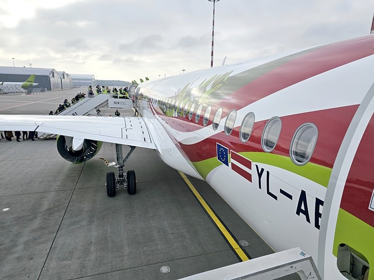 Rīgā sagaida «airBaltic» 50. «Airbus A220-300» īpašo lidmašīnu 367621