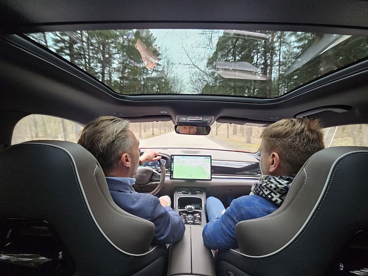 Travelnews.lv klātienē iepazīst pasaulē vadošā elektromobiļu ražotāja BYD (Build Your Dreams) spēkratus 369458