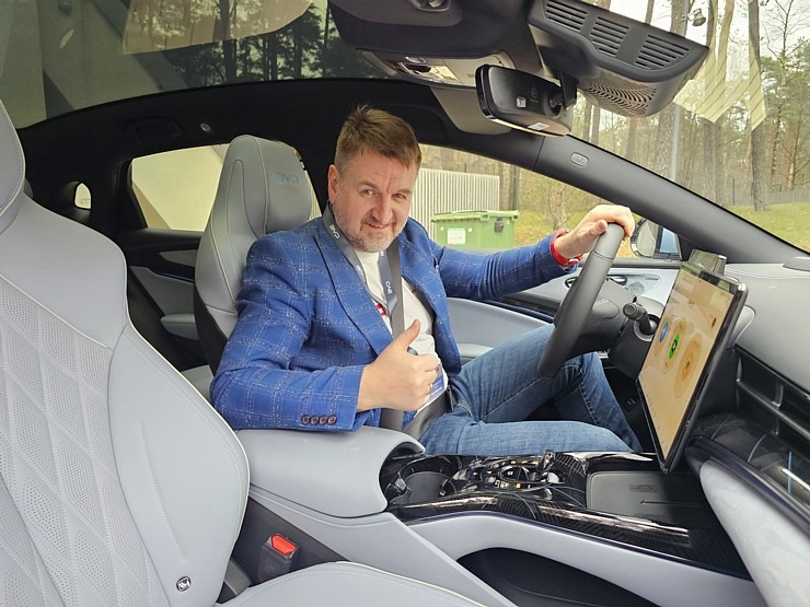 Travelnews.lv klātienē iepazīst pasaulē vadošā elektromobiļu ražotāja BYD (Build Your Dreams) spēkratus 369460