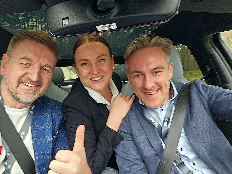 Travelnews.lv klātienē iepazīst pasaulē vadošā elektromobiļu ražotāja BYD (Build Your Dreams) spēkratus 369461