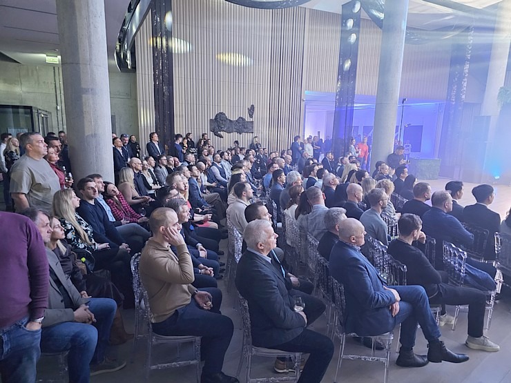 Ar grandiozu pasākumu Ķīnas autoražotājs «BYD» ienāk Latvijas spēkratu tirgū 369484