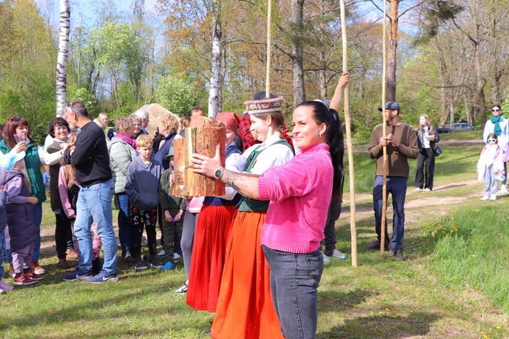 Dienvidkurzemes novadā jestri aizvadīti Bārtas plostnieku svētki 370809