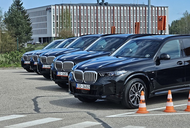 Sadarbībā ar auto nomu «Sixt Latvija» ceļojam ar vāģi «BMW X5», kas ir pieejams sākot no 95 eiro dienā Sadarbībā ar auto nomu «Sixt Latvija» ceļojam ar vāģi «BMW X5», kas ir pieejams sākot no 95 eiro dienā 370912