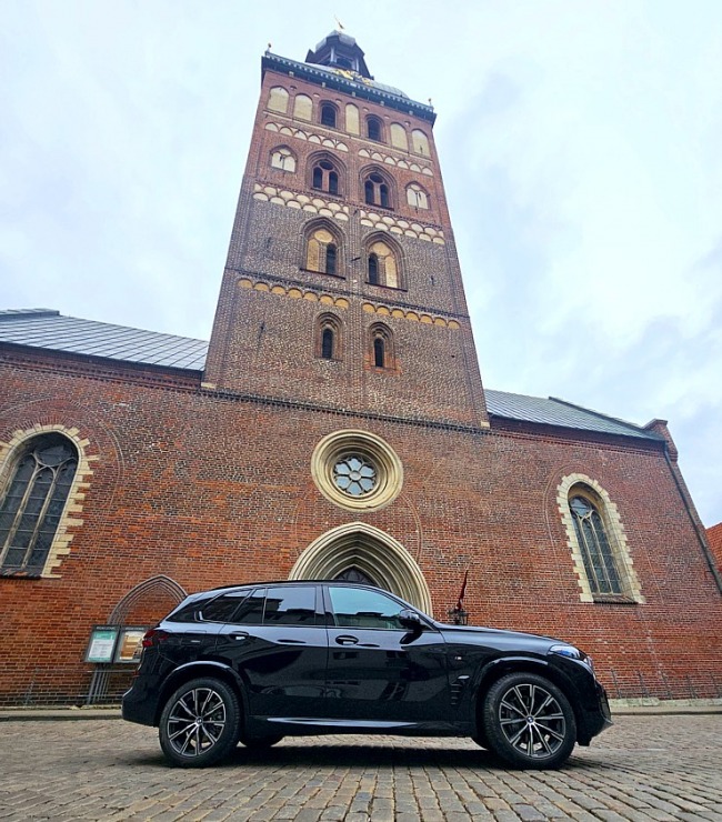 Sadarbībā ar auto nomu «Sixt Latvija» ceļojam ar vāģi «BMW X5», kas ir pieejams sākot no 95 eiro dienā Sadarbībā ar auto nomu «Sixt Latvija» ceļojam ar vāģi «BMW X5», kas ir pieejams sākot no 95 eiro dienā 370886
