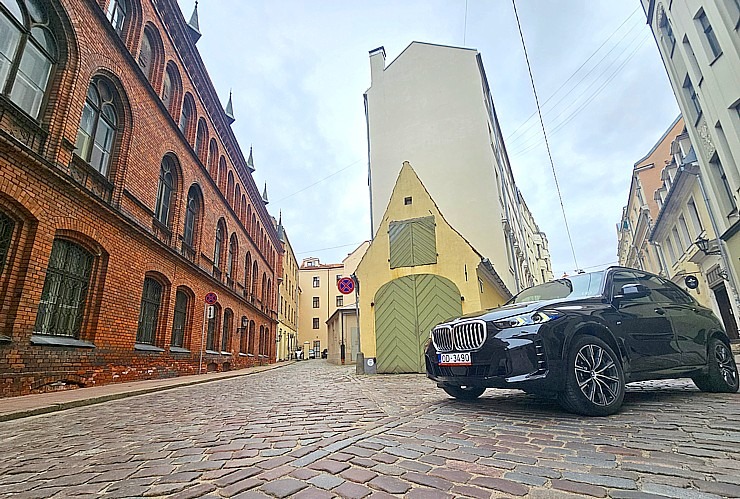 Sadarbībā ar auto nomu «Sixt Latvija» ceļojam ar vāģi «BMW X5», kas ir pieejams sākot no 95 eiro dienā Sadarbībā ar auto nomu «Sixt Latvija» ceļojam ar vāģi «BMW X5», kas ir pieejams sākot no 95 eiro dienā 370889