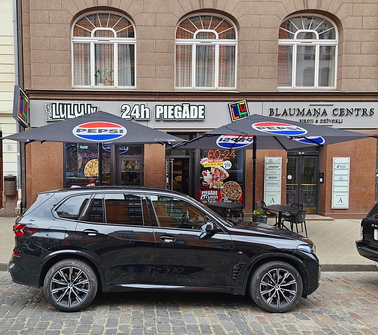 Sadarbībā ar auto nomu «Sixt Latvija» ceļojam ar vāģi «BMW X5», kas ir pieejams sākot no 95 eiro dienā Sadarbībā ar auto nomu «Sixt Latvija» ceļojam ar vāģi «BMW X5», kas ir pieejams sākot no 95 eiro dienā 370891