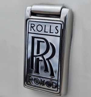 Transfēru ar «Rolls-Royce» spēkratiem kāzām, īpašām sagaidīšanām,  influenceriem piedāvā «Ax Group» 20