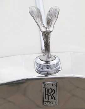 Latvijas transfēru kompānija «Ax Group» piedāvā izbraucienus un ceļojumus ar «Rolls-Royce» un šoferi 19