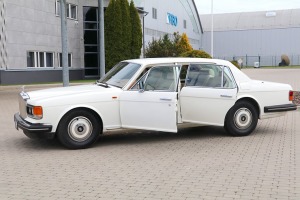 Latvijas transfēru kompānija «Ax Group» piedāvā izbraucienus un ceļojumus ar «Rolls-Royce» un šoferi 2