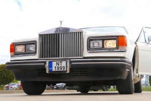 Latvijas transfēru kompānija «Ax Group» piedāvā izbraucienus un ceļojumus ar «Rolls-Royce» un šoferi 3