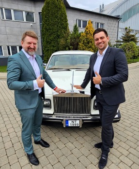Latvijas transfēru kompānija «Ax Group» piedāvā izbraucienus un ceļojumus ar «Rolls-Royce» un šoferi 7