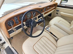 Latvijas transfēru kompānija «Ax Group» piedāvā izbraucienus un ceļojumus ar «Rolls-Royce» un šoferi 8